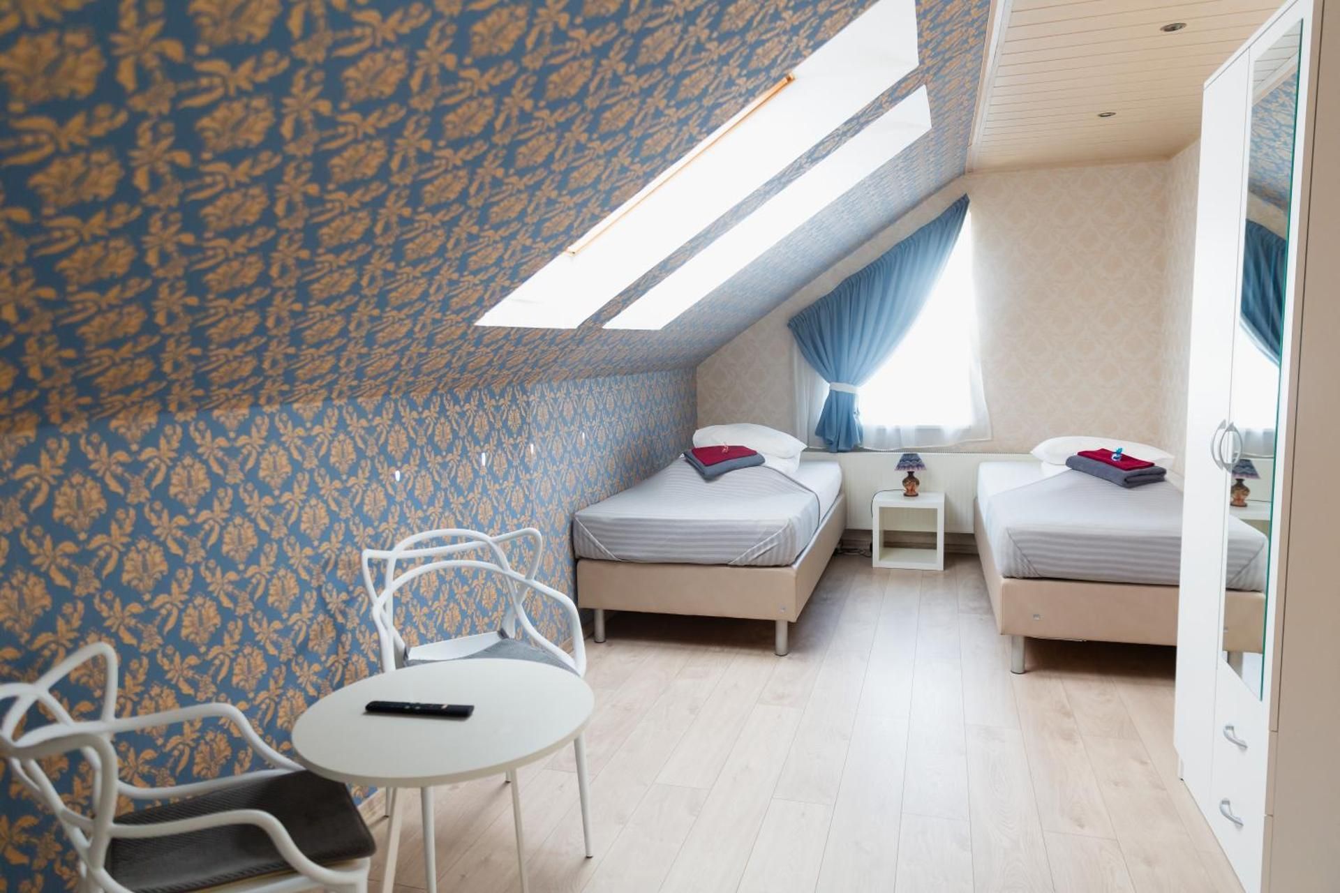 6 Standard Twin Room with Private Bathroom