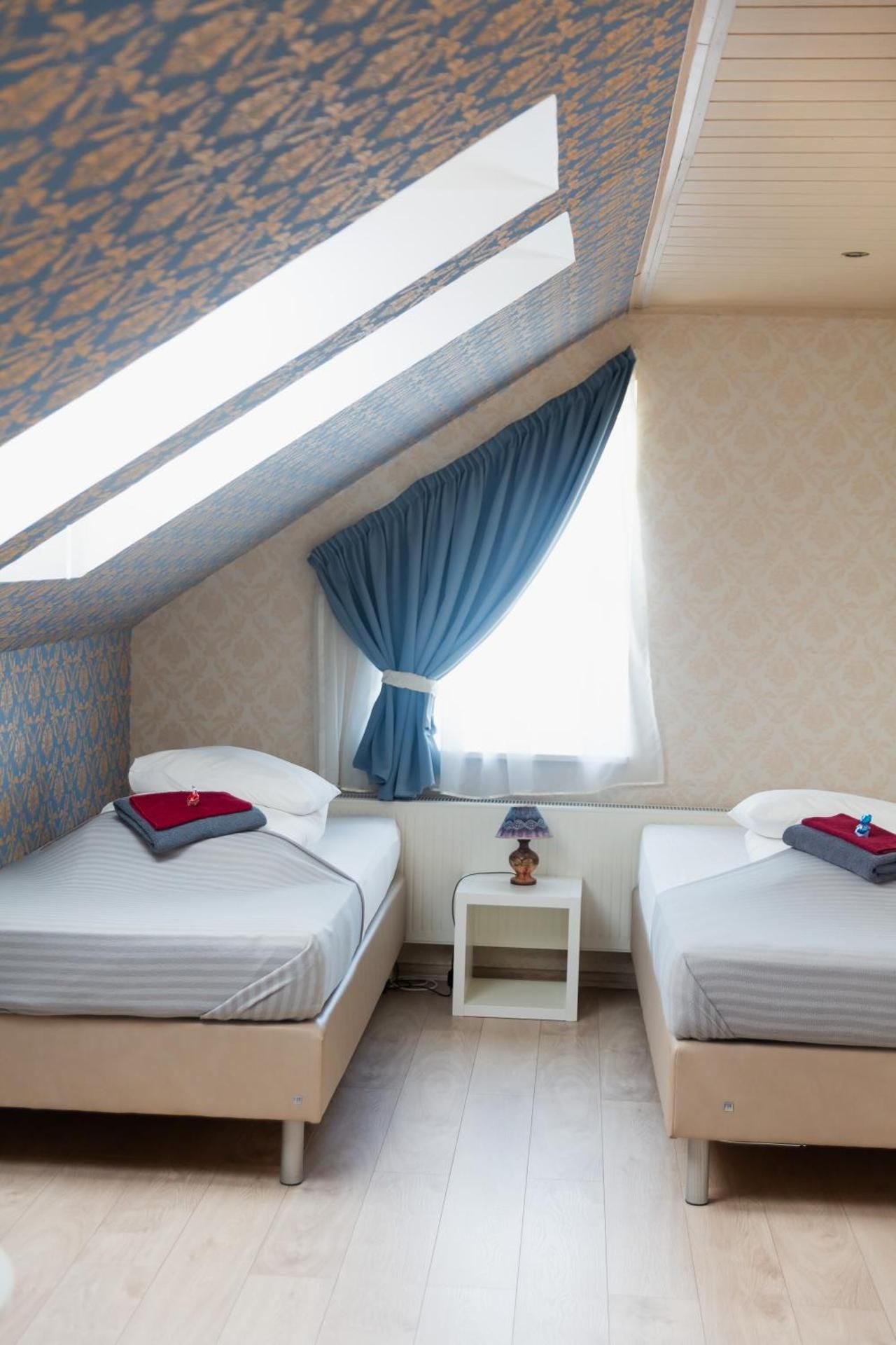 6 Standard Twin Room with Private Bathroom