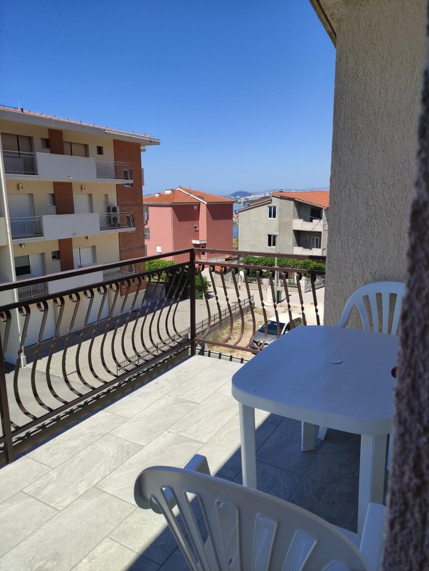 One-Bedroom Apartment with Terrace and Jacuzzi