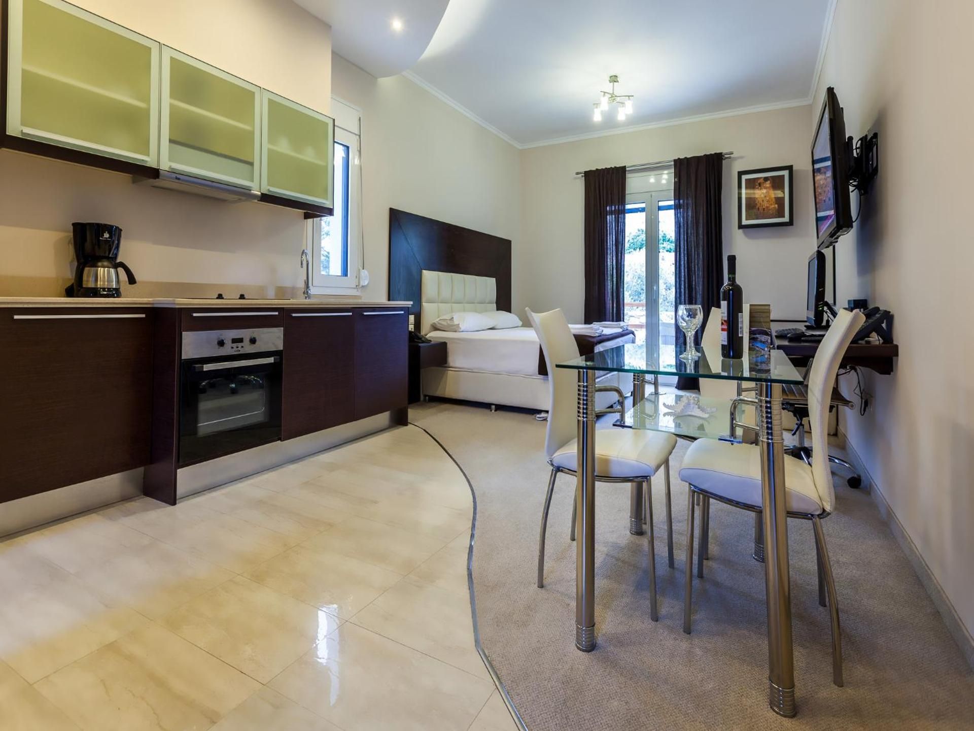 One-Bedroom Suite with Outside Hot Tub & Garden