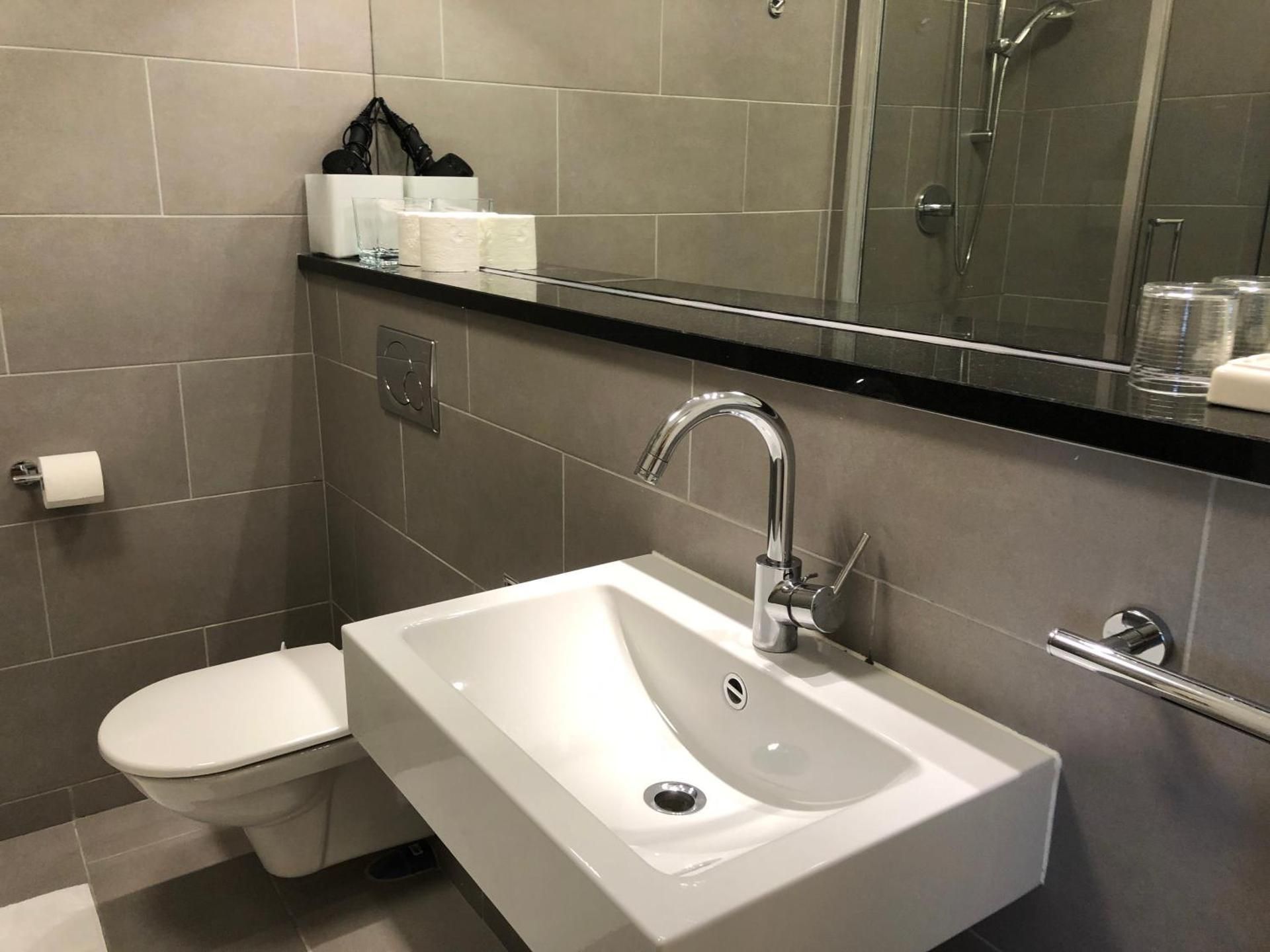 Apartment with Shower
