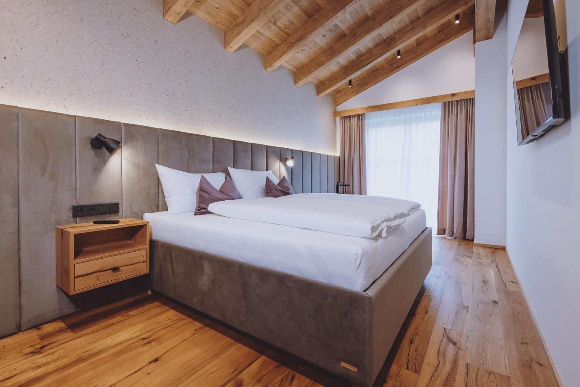 Two-Bedroom Chalet with Sauna and Bathtub