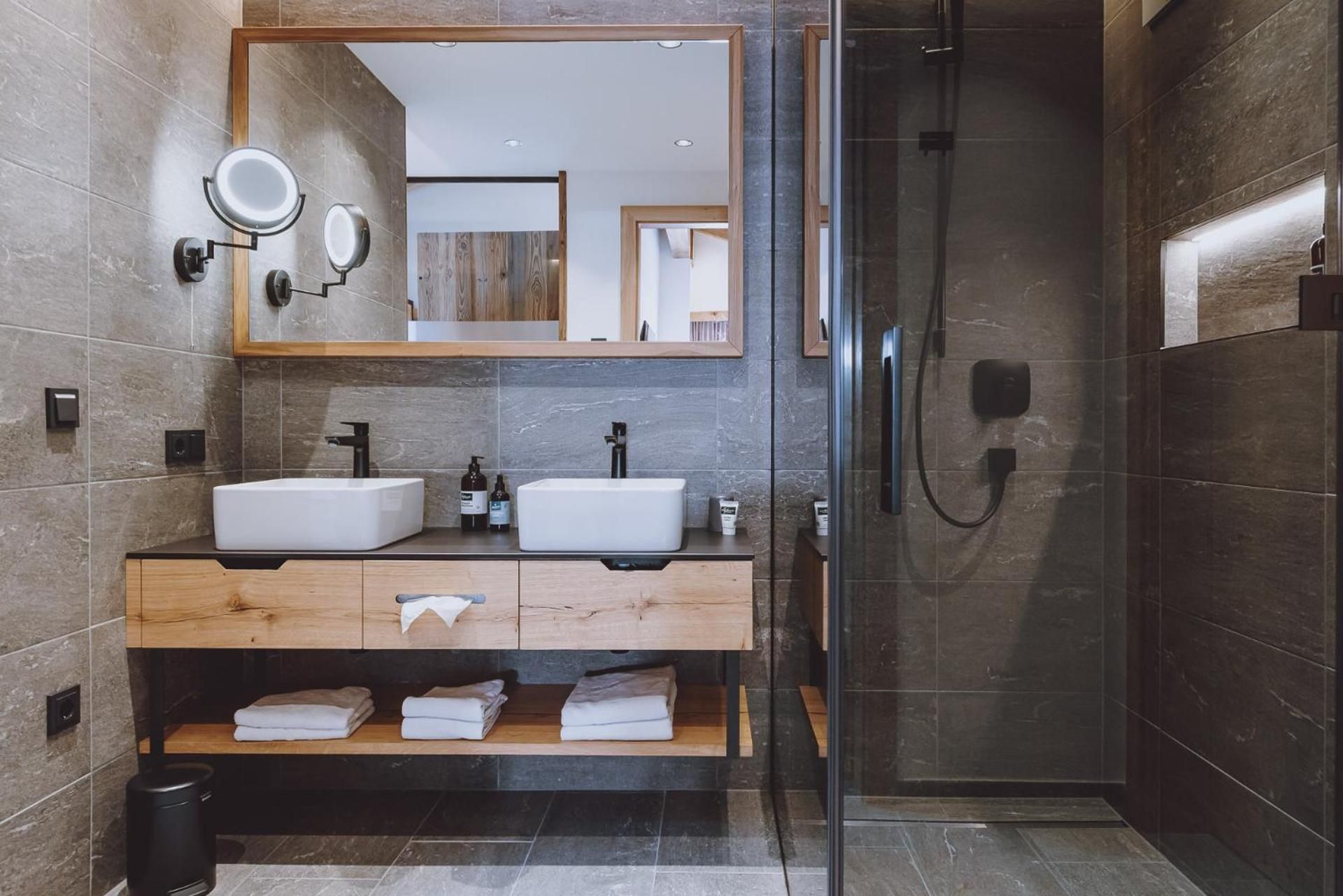 Two-Bedroom Chalet with Sauna and Bathtub