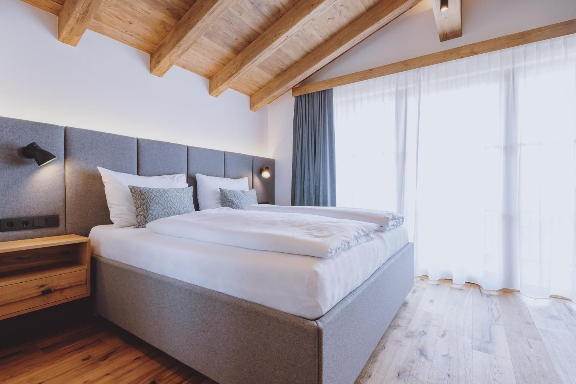 Three-Bedroom Chalet with Sauna and Outside Bathtub