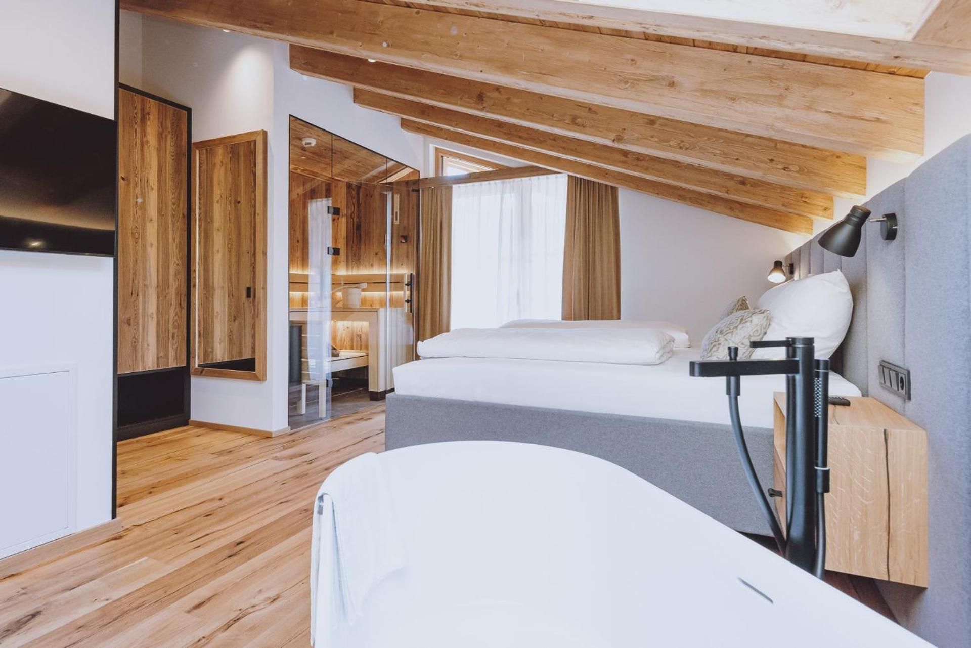 Superior Panorama Suite with Sauna and Bathtub