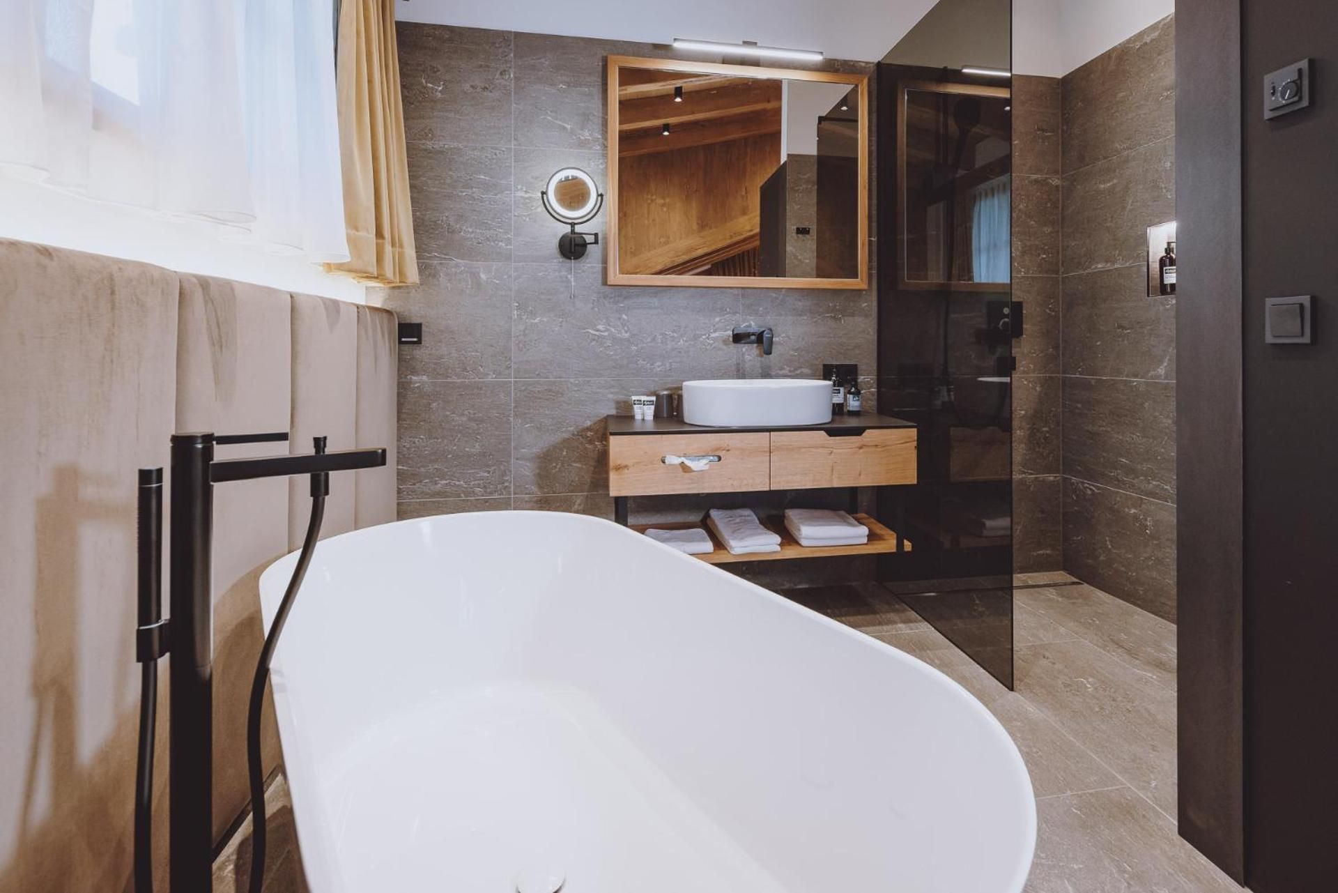 Suite with Lake View and Bathtub