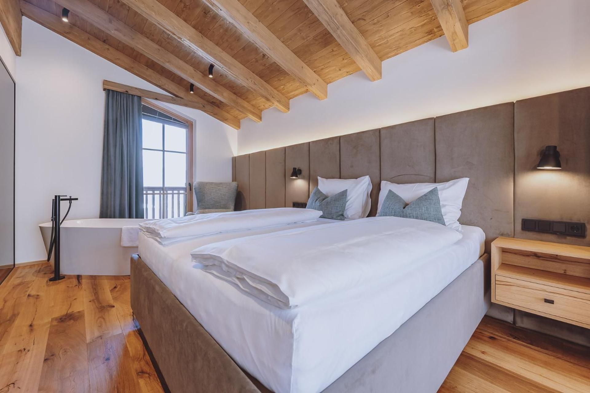 Suite with Sauna and Bathtub