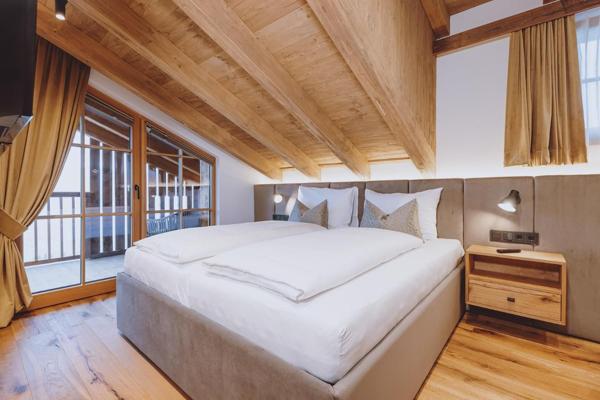 Suite with Lake View and Bathtub