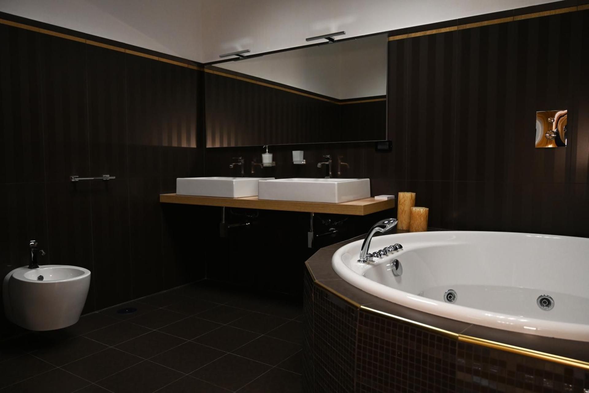 Palace Eight - Suites & Spa King Suite with Spa Bath 2