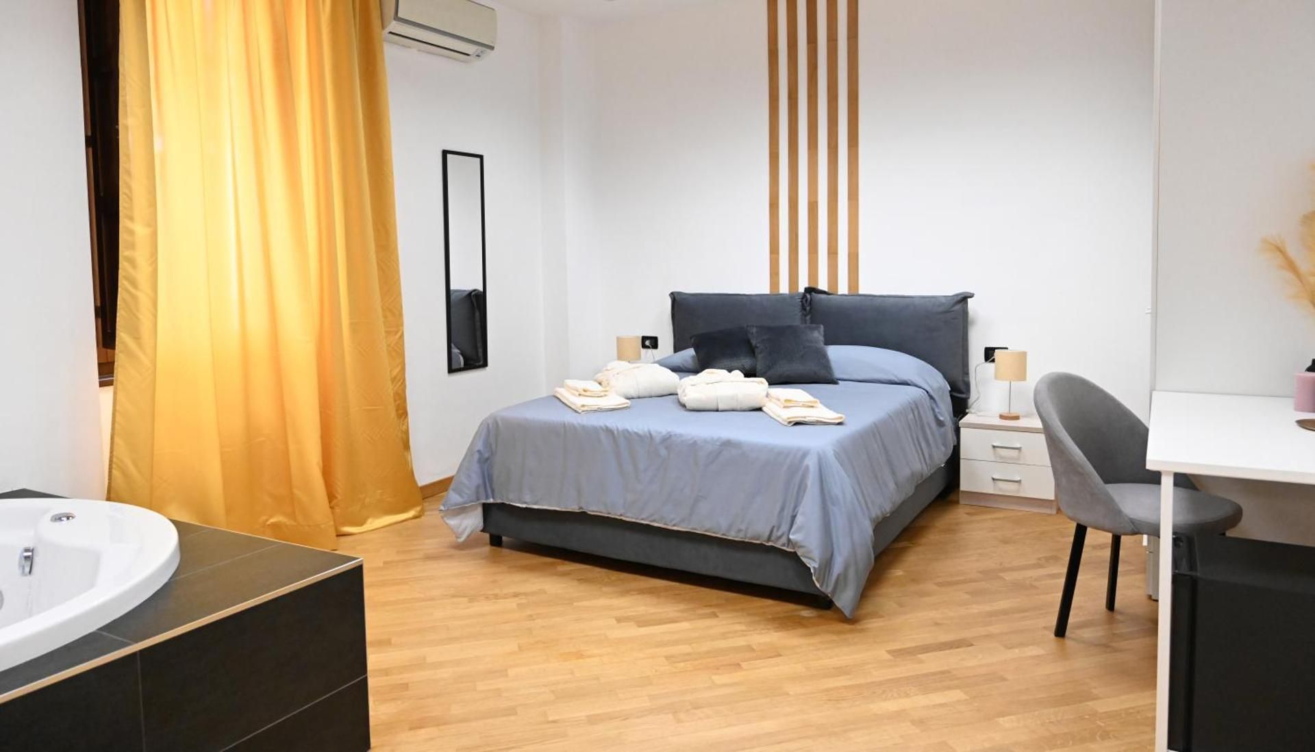 Palace Eight - Suites & Spa Deluxe Suite with Spa Bath 2