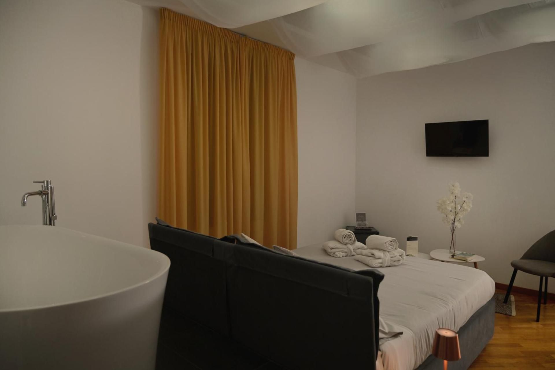 Queen Suite with Spa Bath