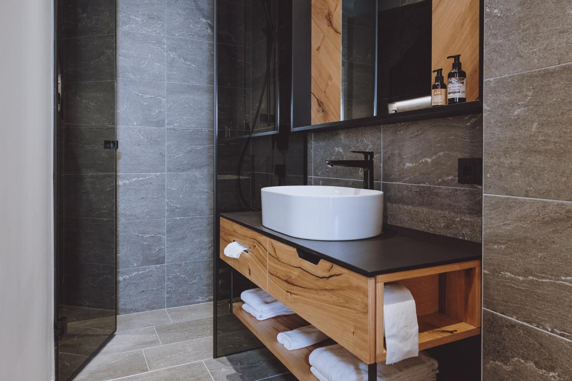 Three-Bedroom Chalet with Sauna and Outside Bathtub
