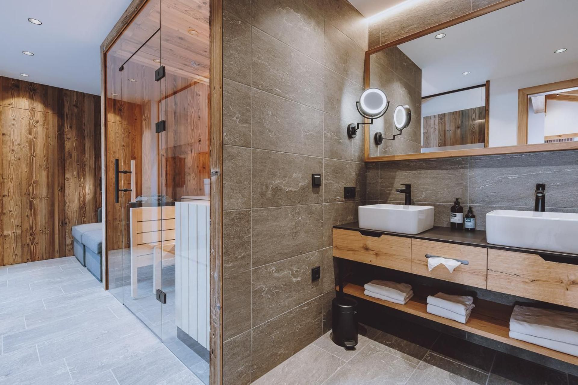 Two-Bedroom Chalet with Sauna and Bathtub
