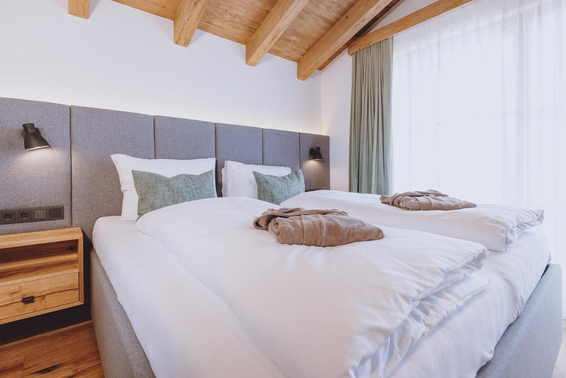 Three-Bedroom Chalet with Sauna and Outside Bathtub