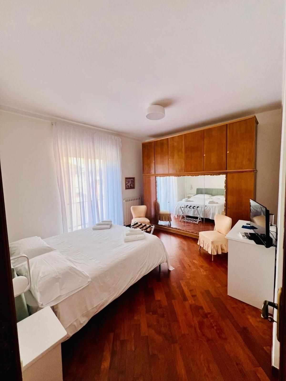 Montesanto 25 Double Room 2