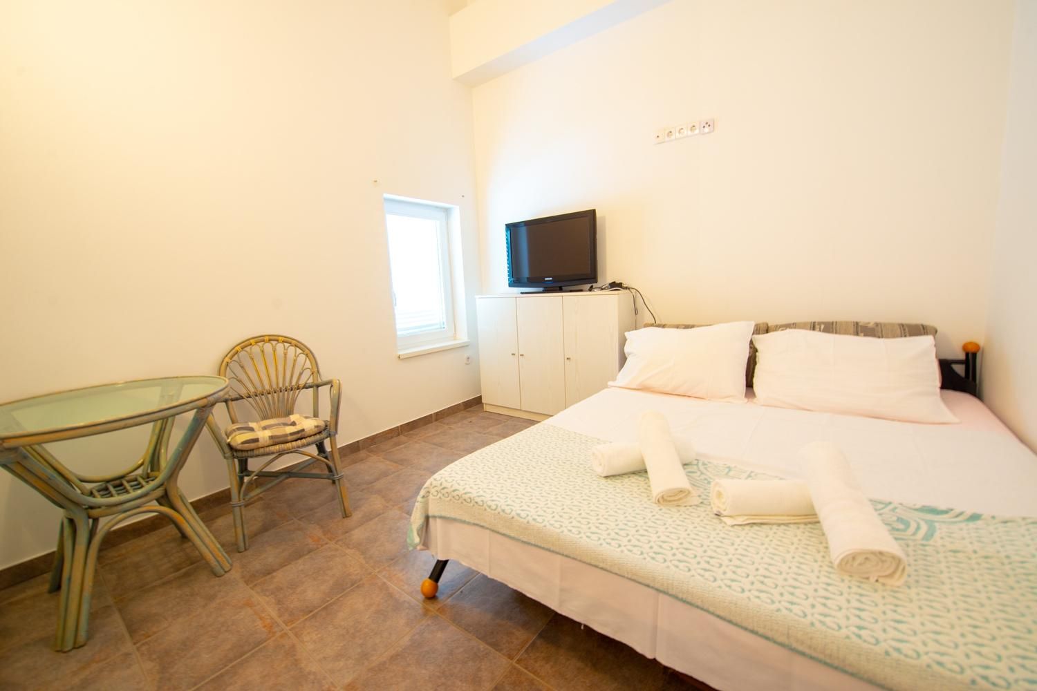 Room with Queen Bed