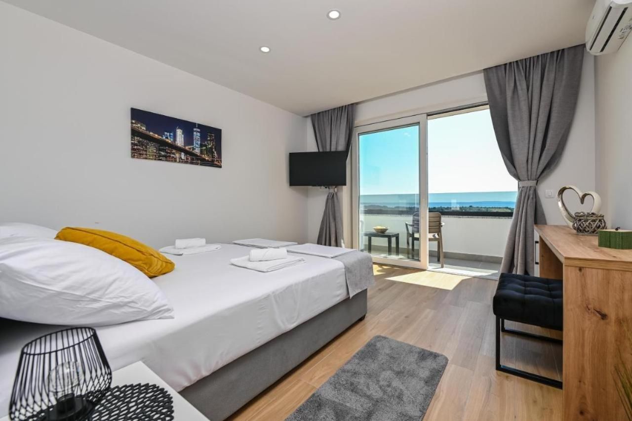 Deluxe Double Room with Balcony and Sea View
