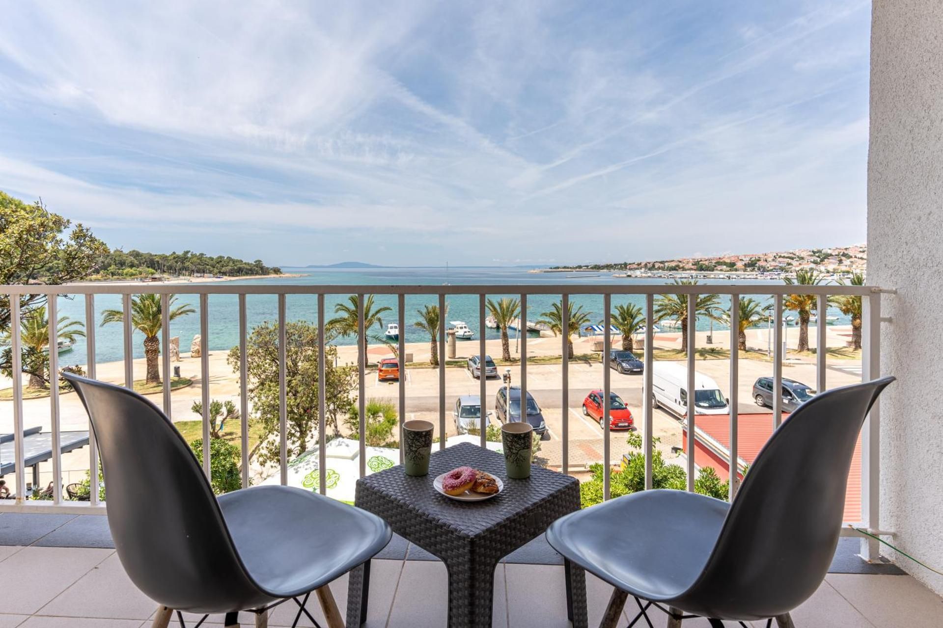 Bed in 6-Bed Mixed Dormitory Room with Balcony and Sea View