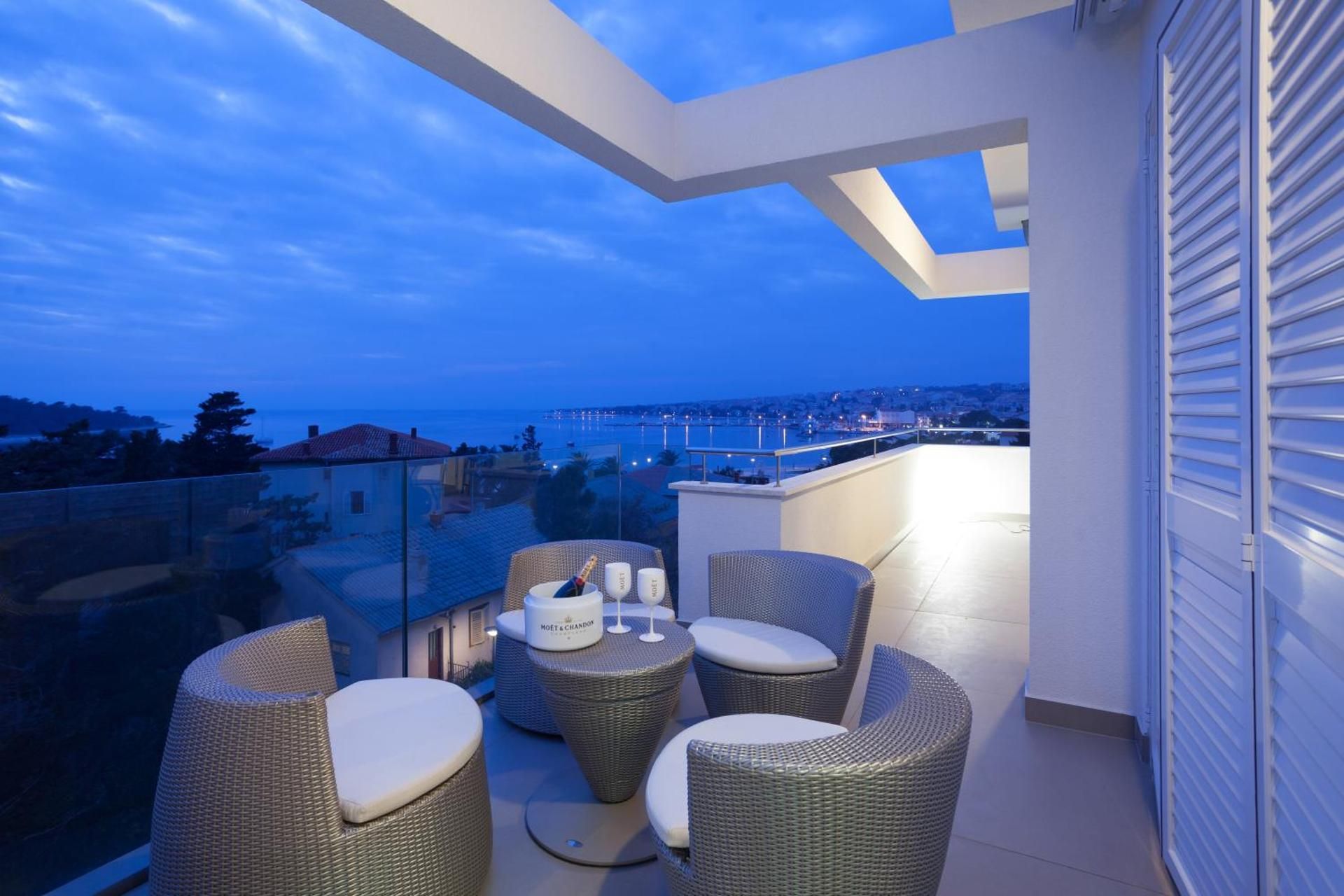 Deluxe Penthouse Apartment with Terrace and Sea View