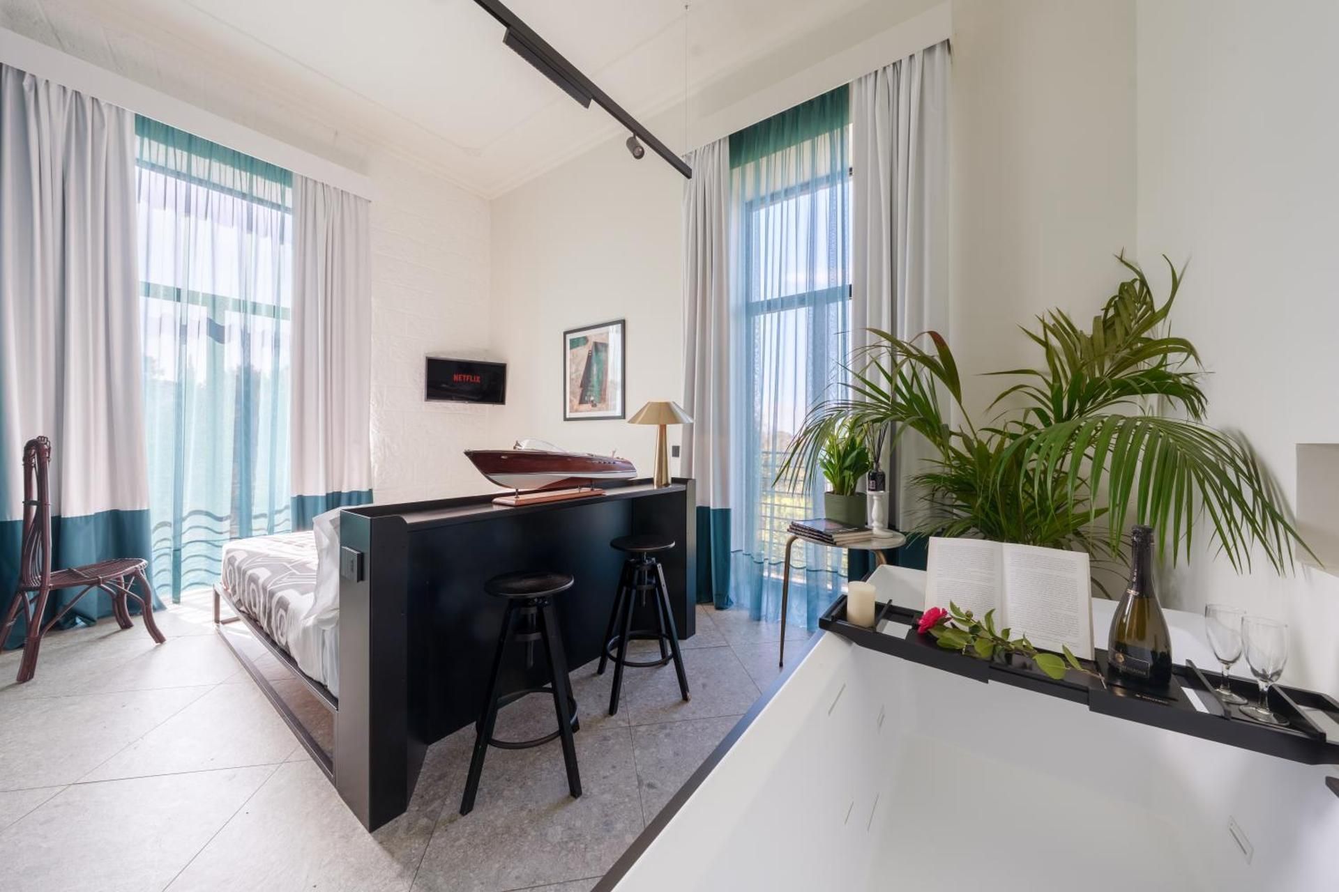 DELUXE APARTMENT