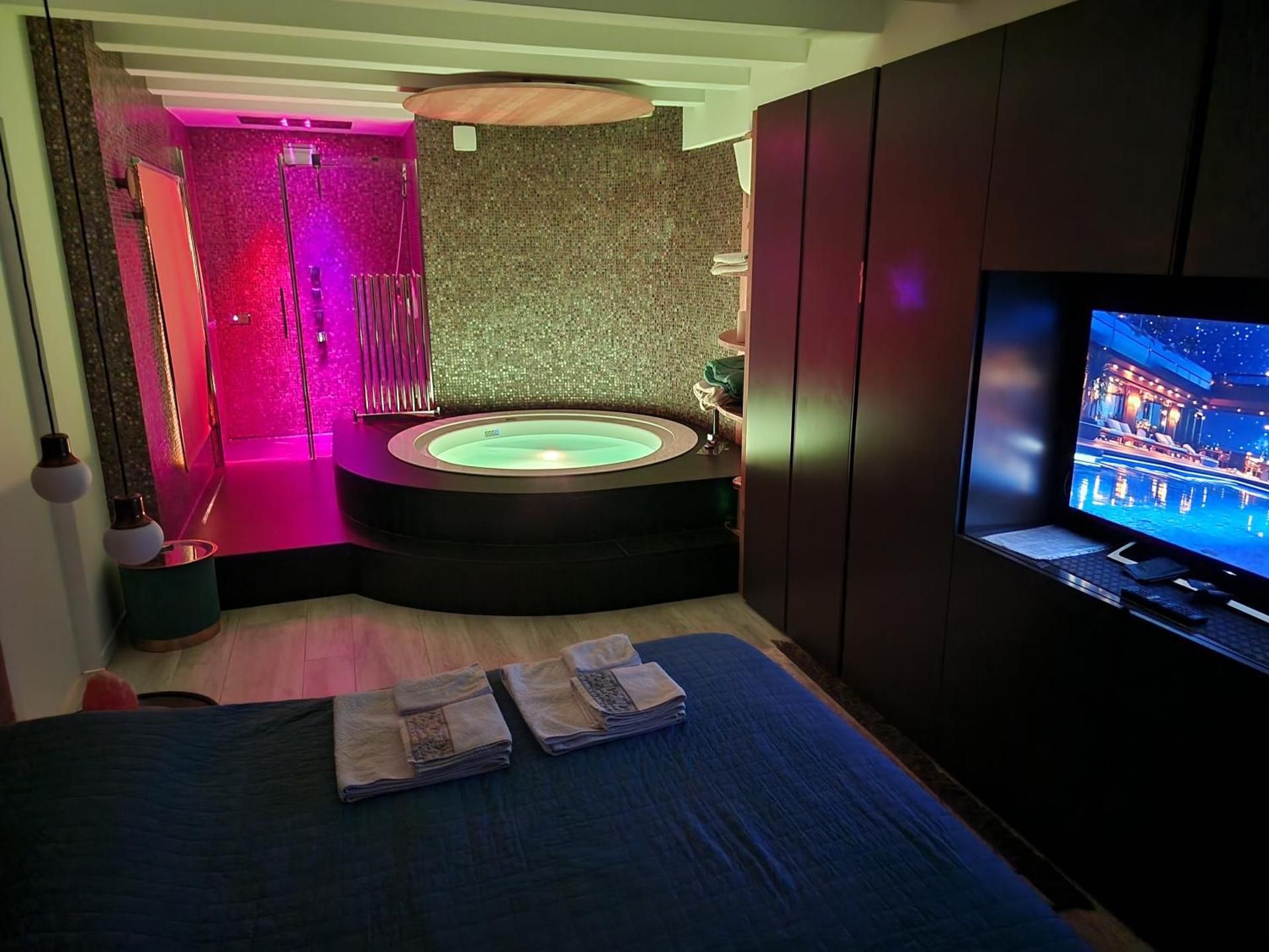 Luxury Room & Private Spa - Rio Botteniga King Room with Spa Bath 2