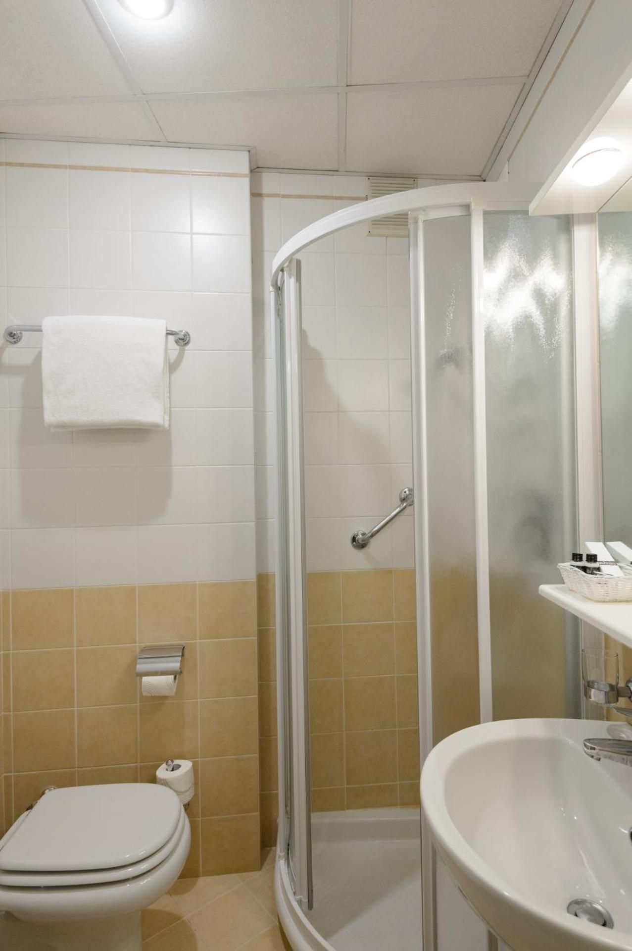 Hotel Continental Twin Room 2