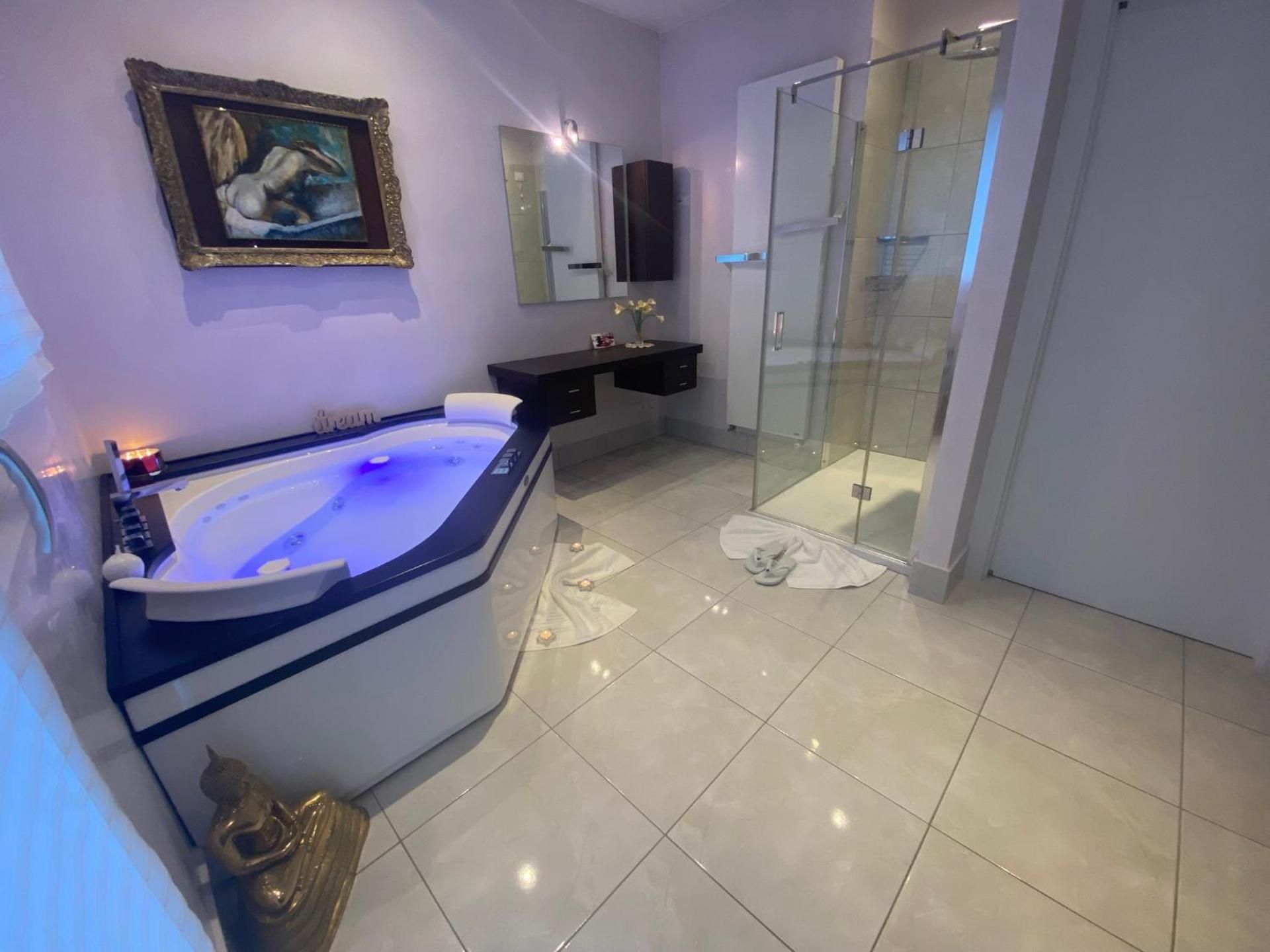 My Comfort Queen Room with Spa Bath 3