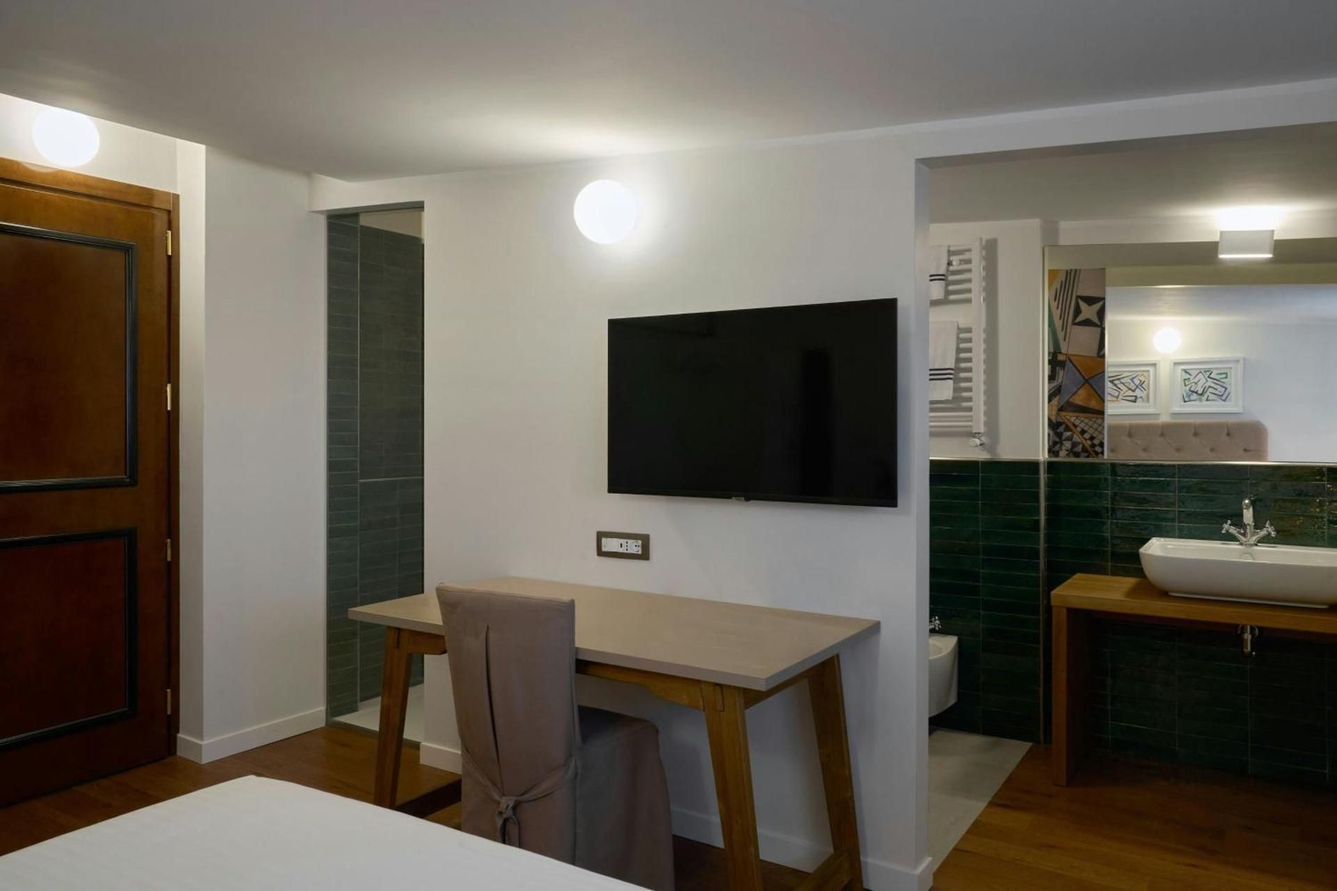 Deluxe Queen Room with Garden View