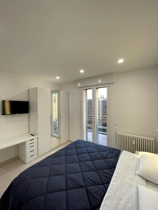 Turris Apartments, SKYLINE historic center Bologna Double Room with Balcony 3