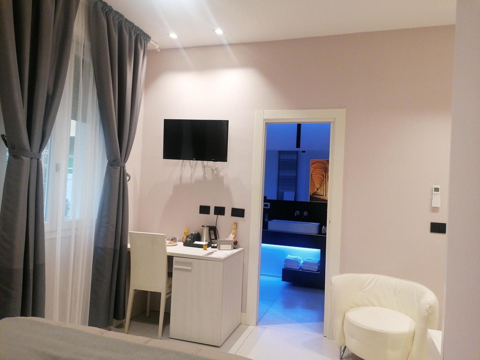 Deluxe Double Room with with Private Bathroom