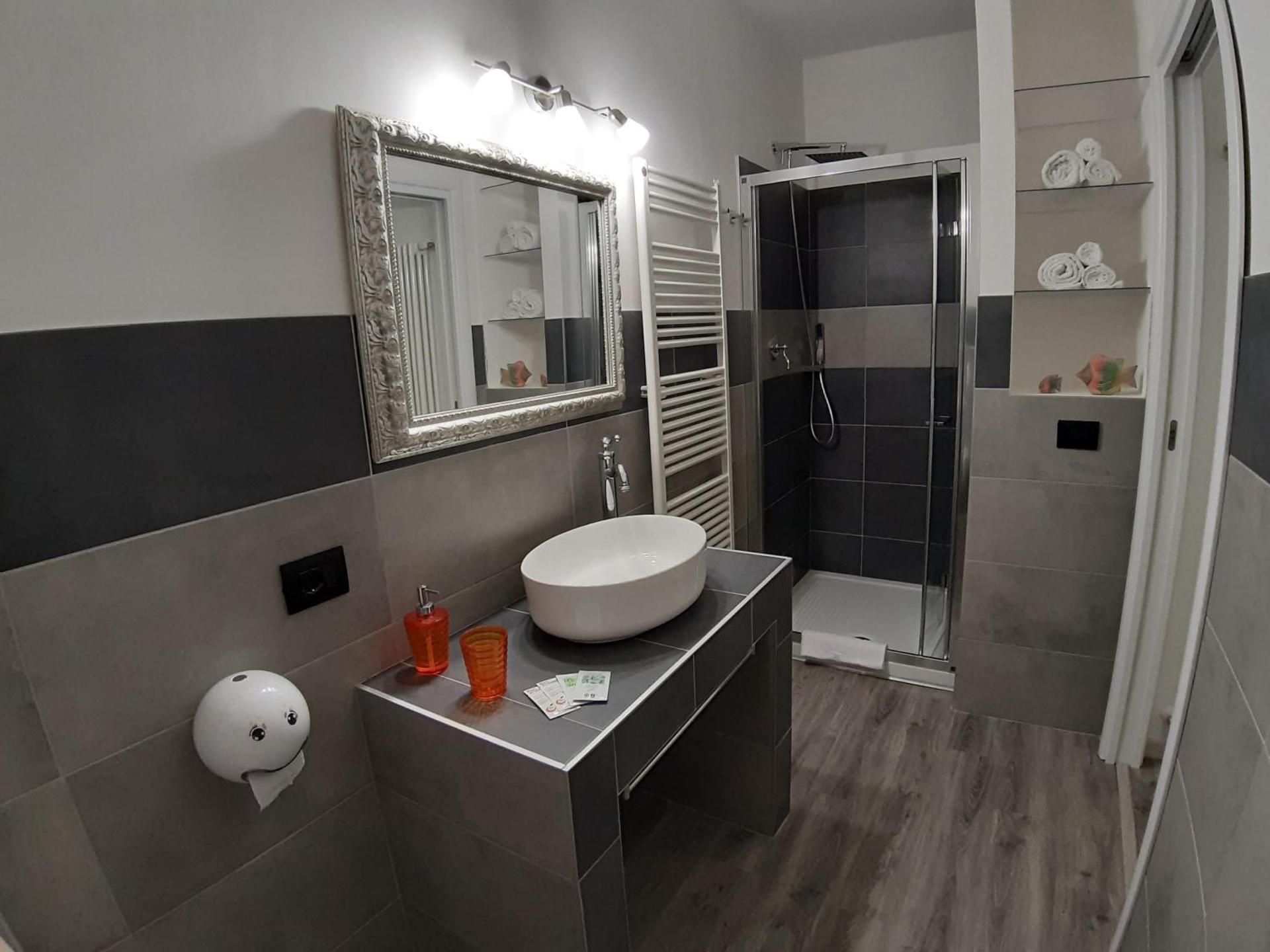 Wagon-lit Quadruple Room with Private Bathroom 2