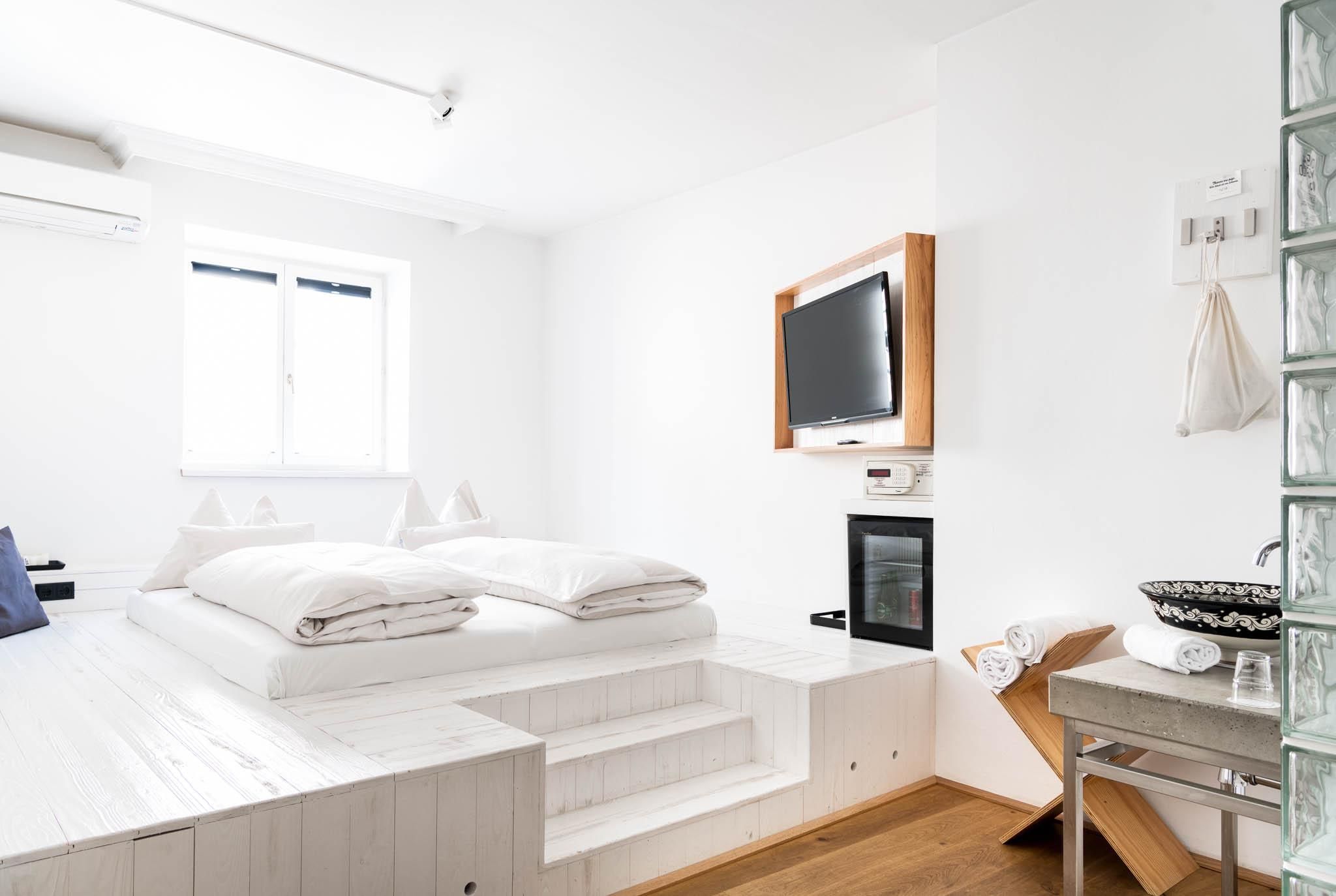 Tiny Independent Room