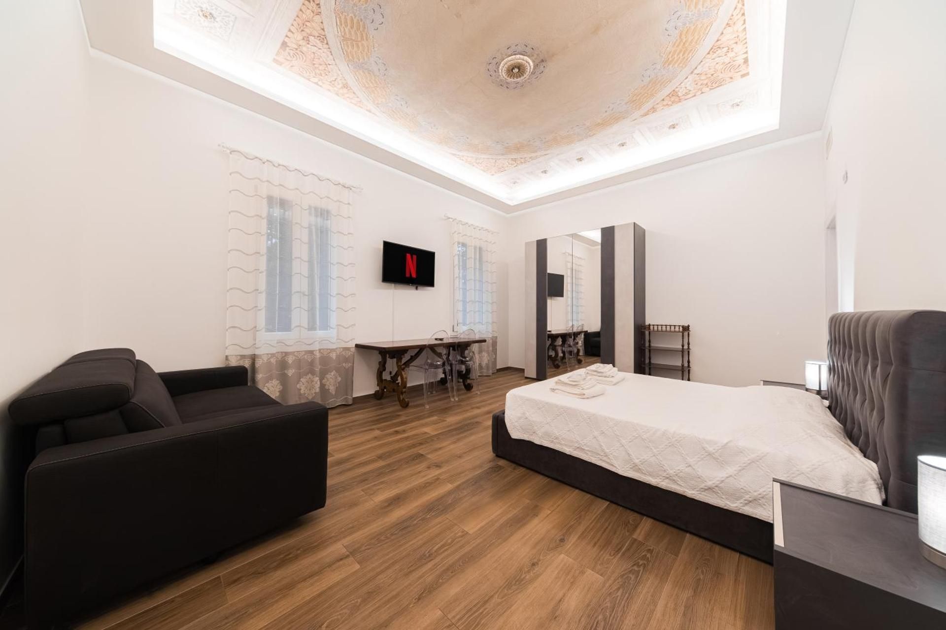 New - Venturini Suites in Bologna Centre Deluxe King Room 2