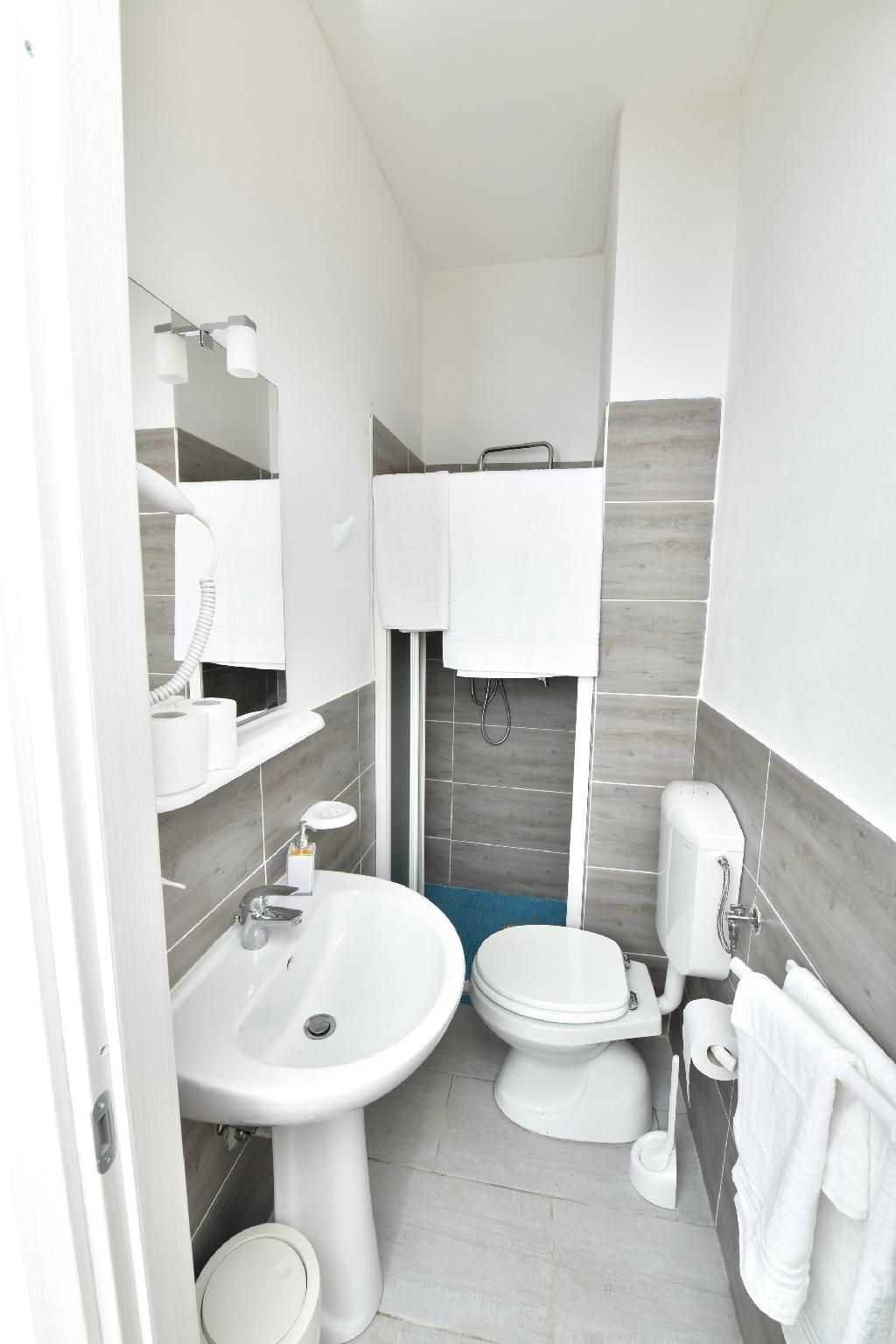 Matrimoniale Queen-Business-Bagno in camera con doccia-Vista sul cortile-Camera DUS piccola