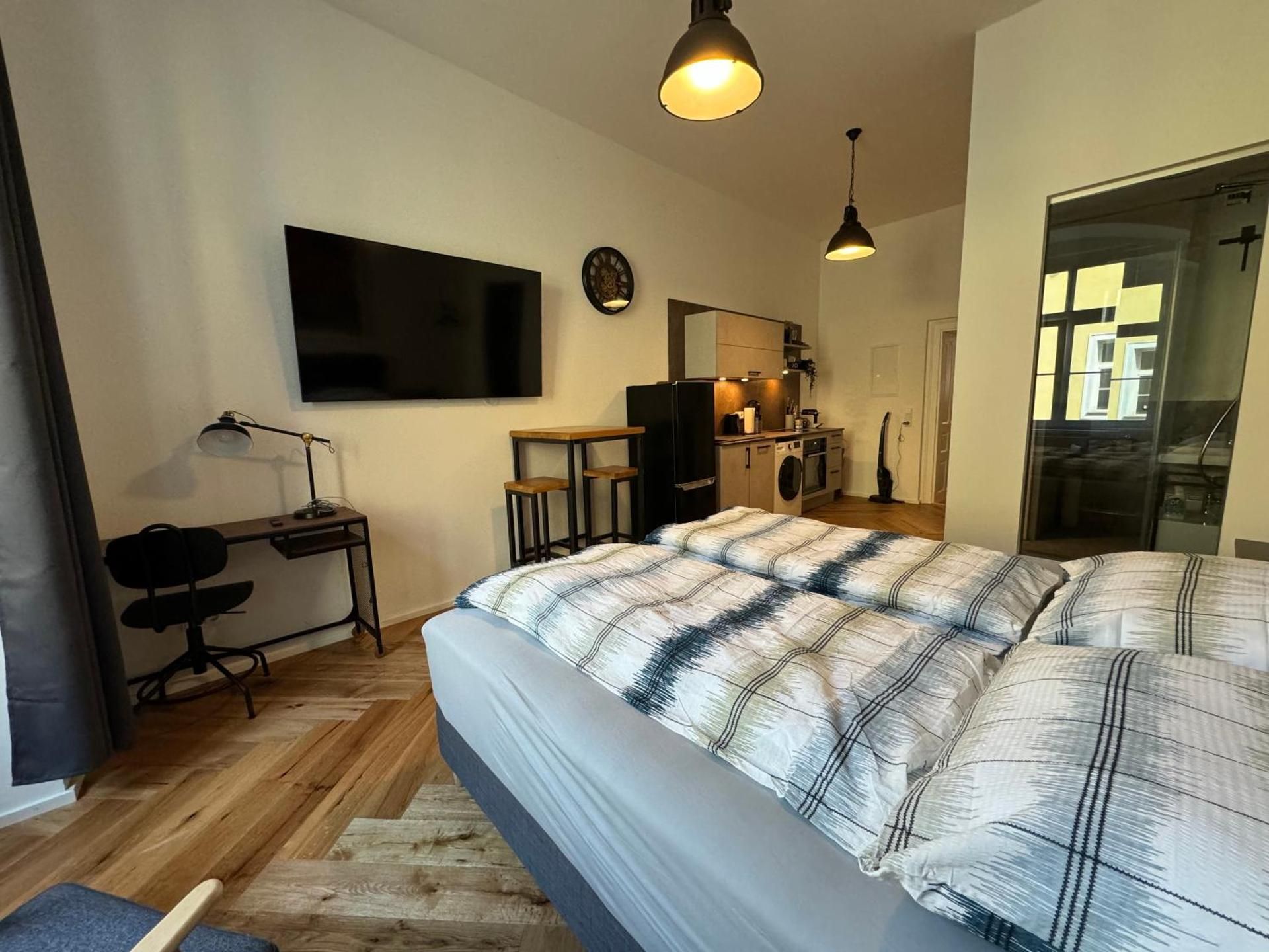Deluxe Studio