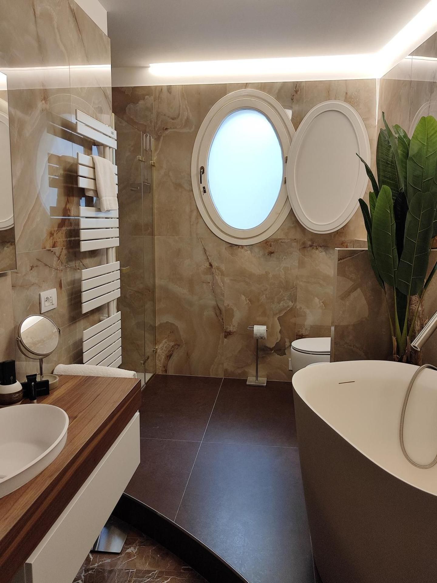 Deluxe Double Room with Internal Private Bathroom