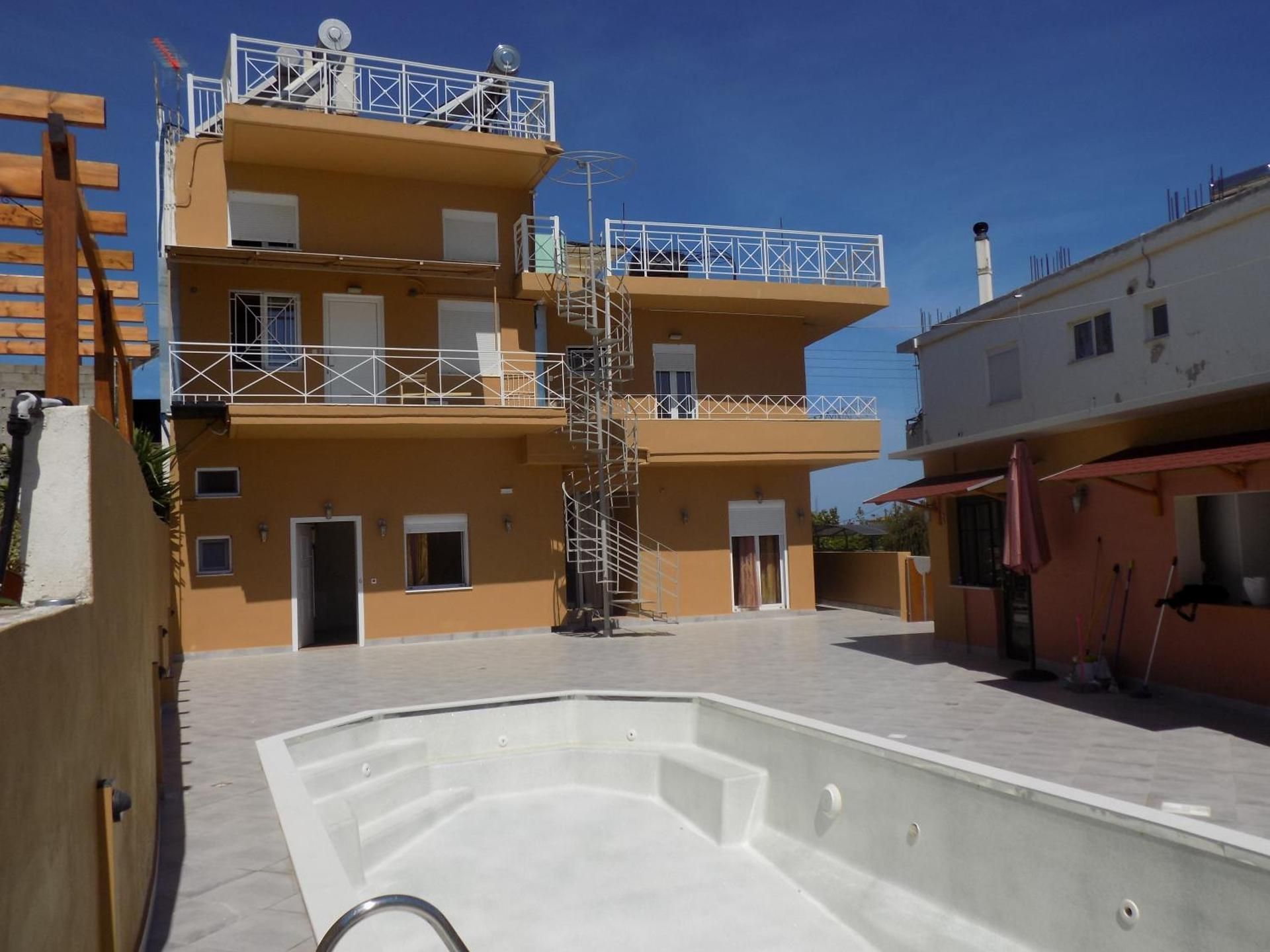 Souvlakis Pool Suites (S.P.S)
