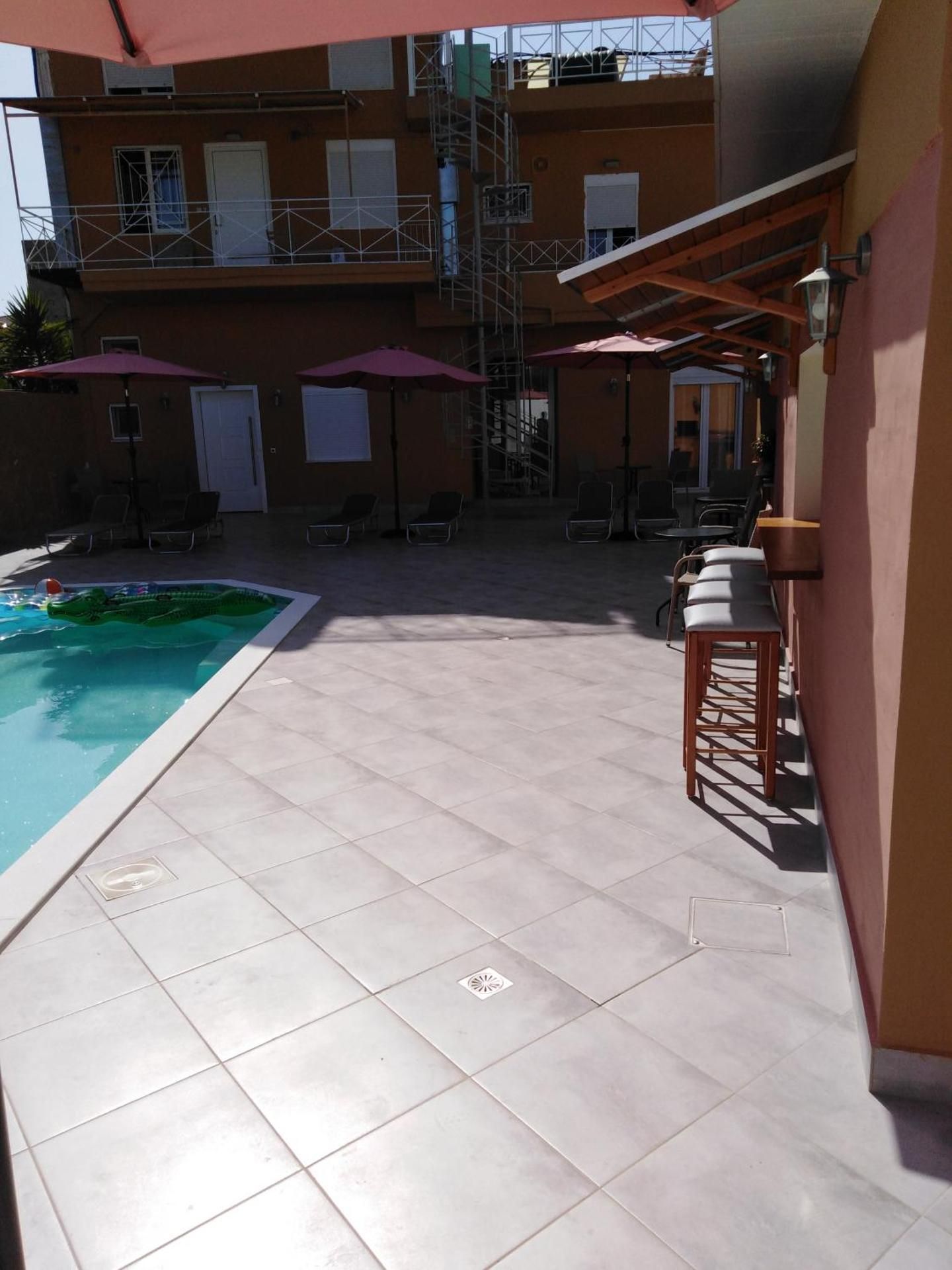 Souvlakis Pool Suites (S.P.S)