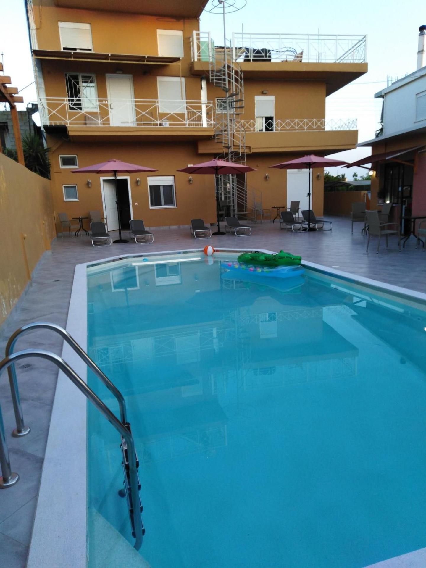 Souvlakis Pool Suites (S.P.S)