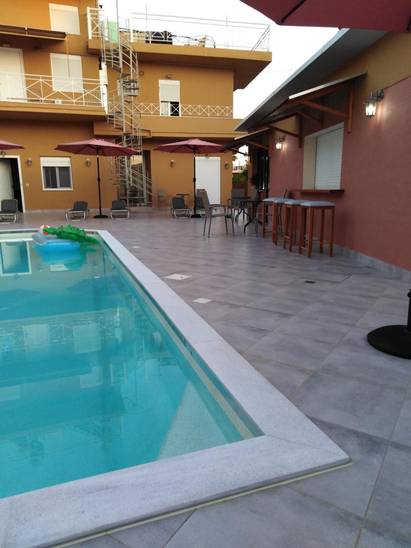 Souvlakis Pool Suites (S.P.S)
