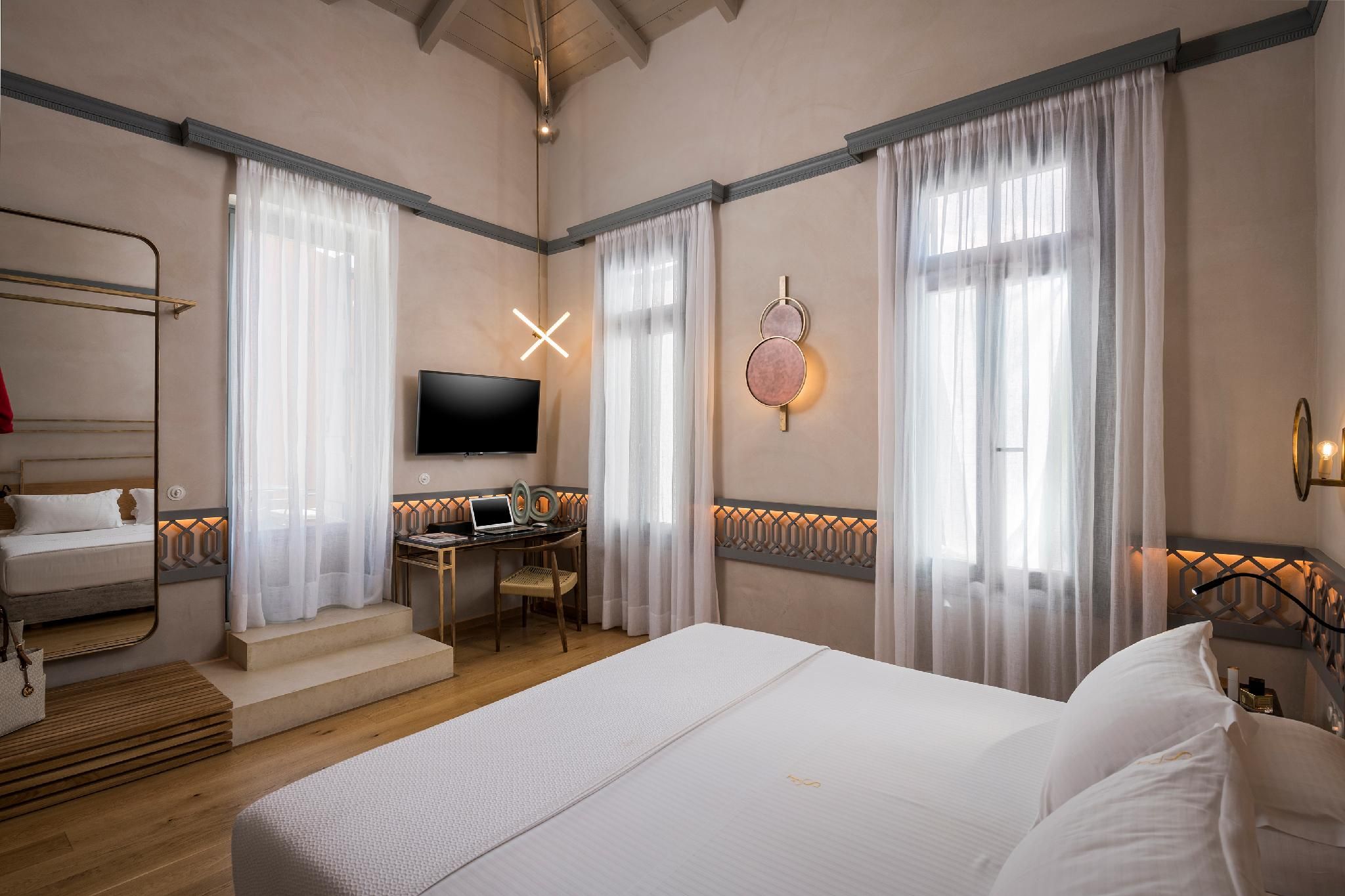 Deluxe Double Room with Balcony and Mountain view