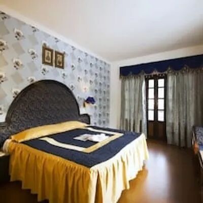 Maharaja Honeymoon Suite (with balcony & bathtub)