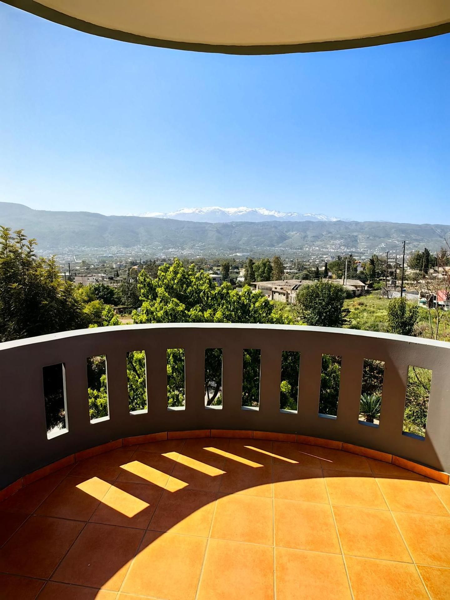 Apartment with Mountain View