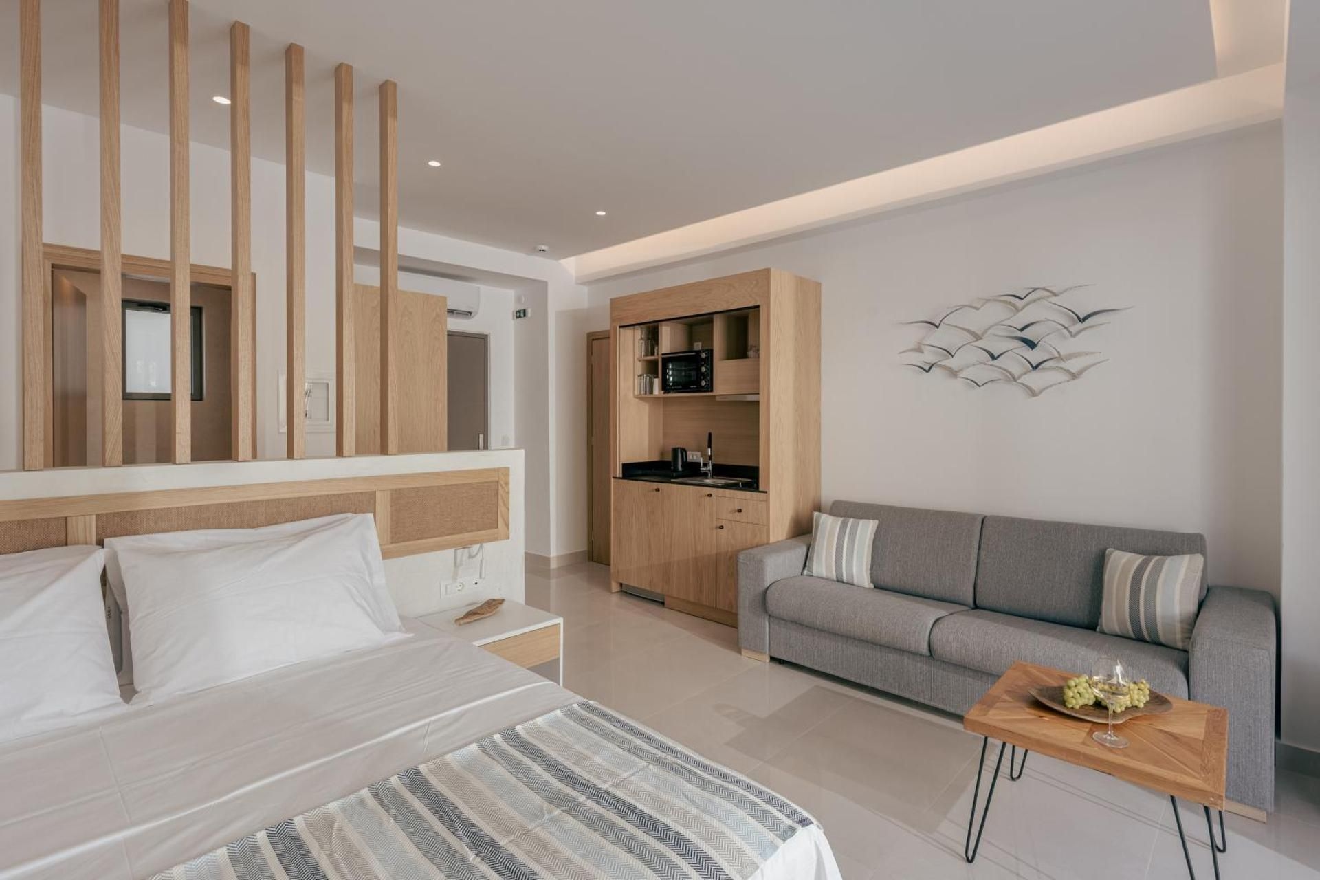 DELUXE SUITE SWIM UP