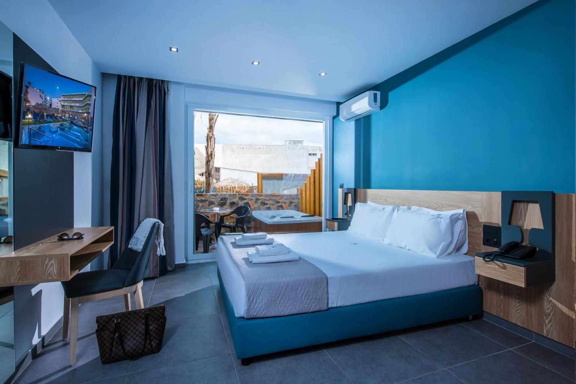Luxury Studio with Private Jacuzzi