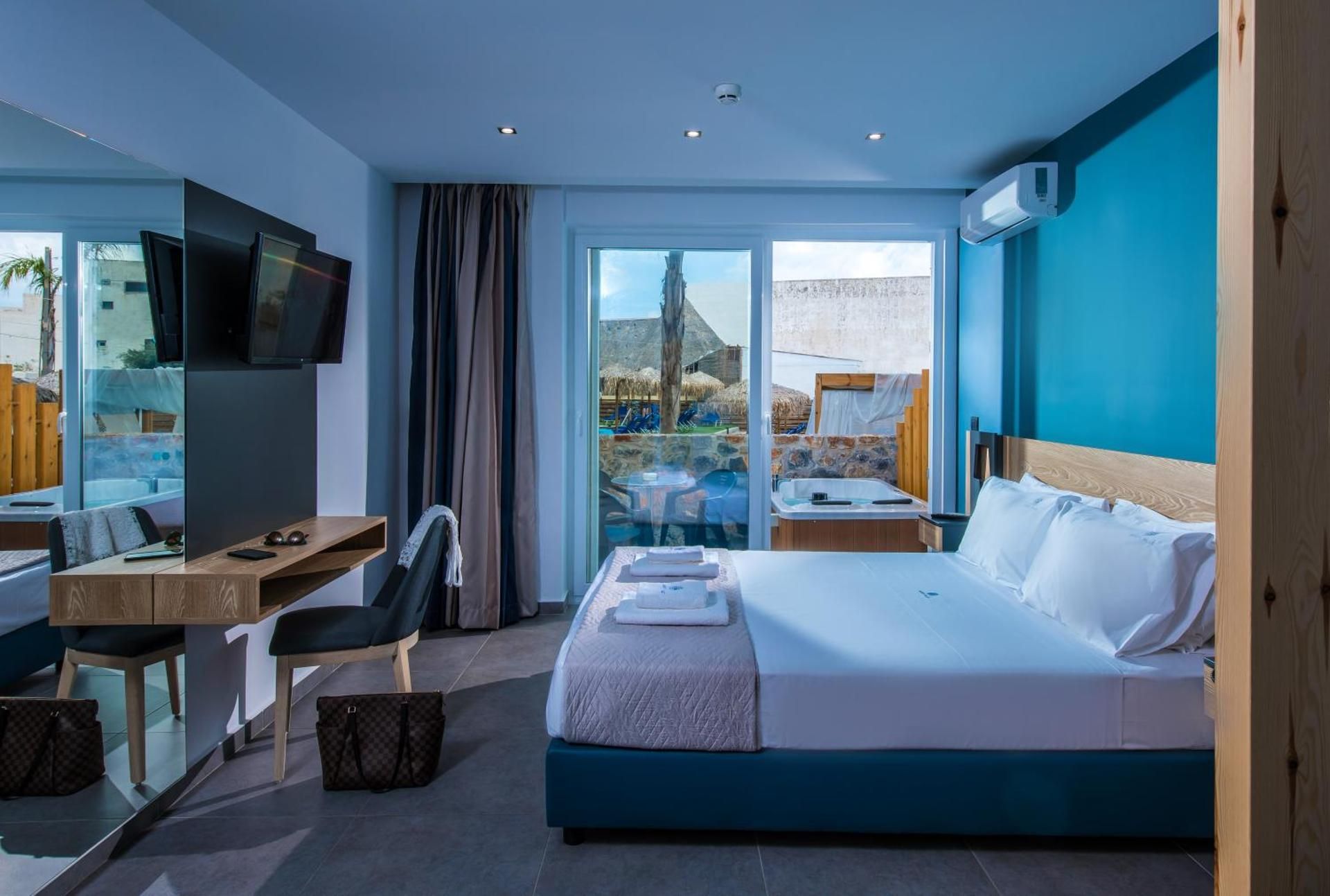 Triple Room with Outdoor Jacuzzi