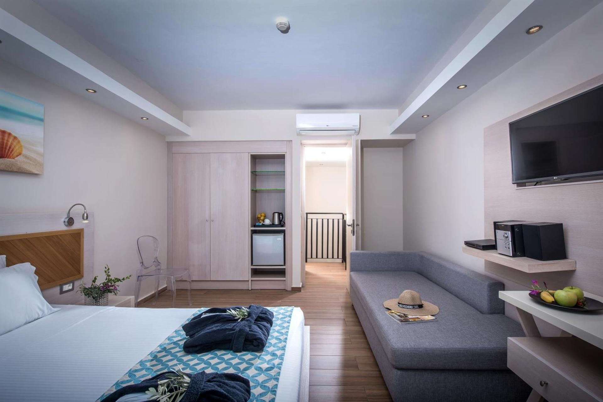 SPLIT LEVEL SUITE