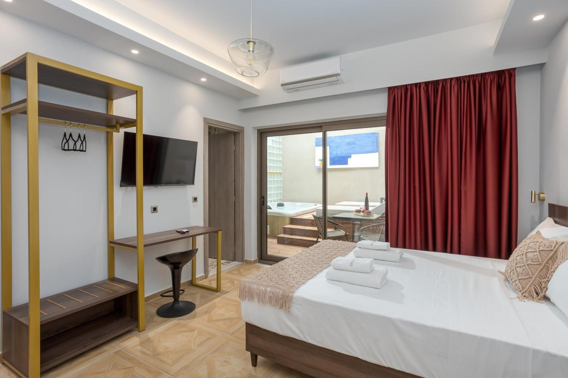 Iris Suite with Jacuzzi
