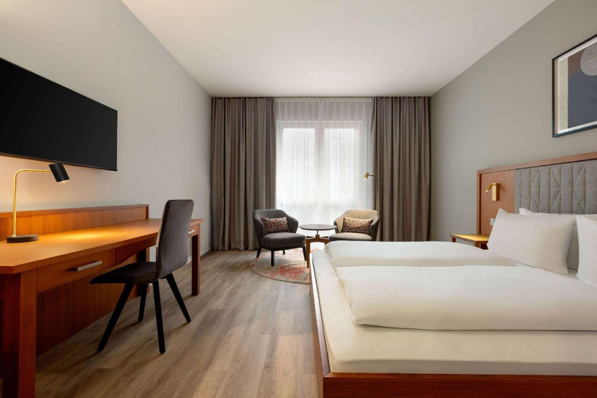 Double Bed, Business Room