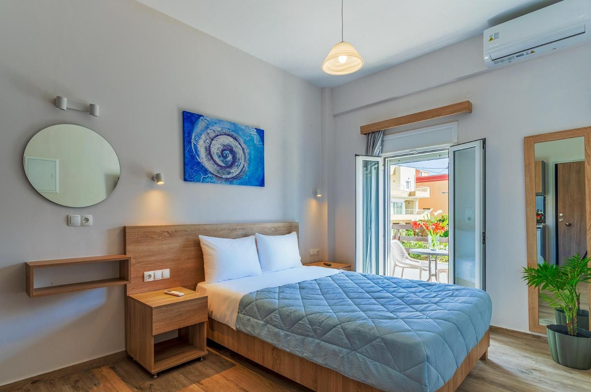 Deluxe Double Room with Side Sea View